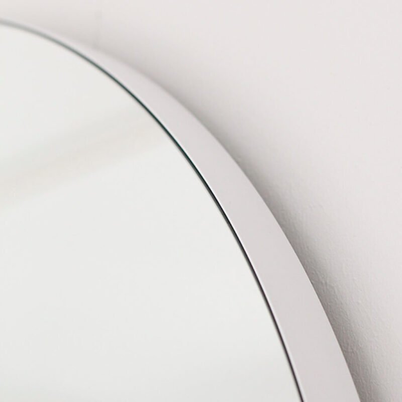 Valkoisen peilin paksu metallinen kehys