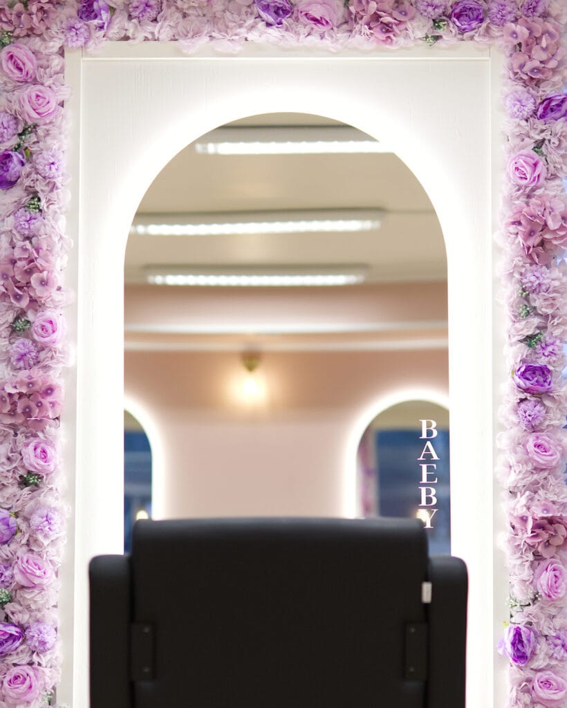 Kampaamon valopeilissä yrityksen logo