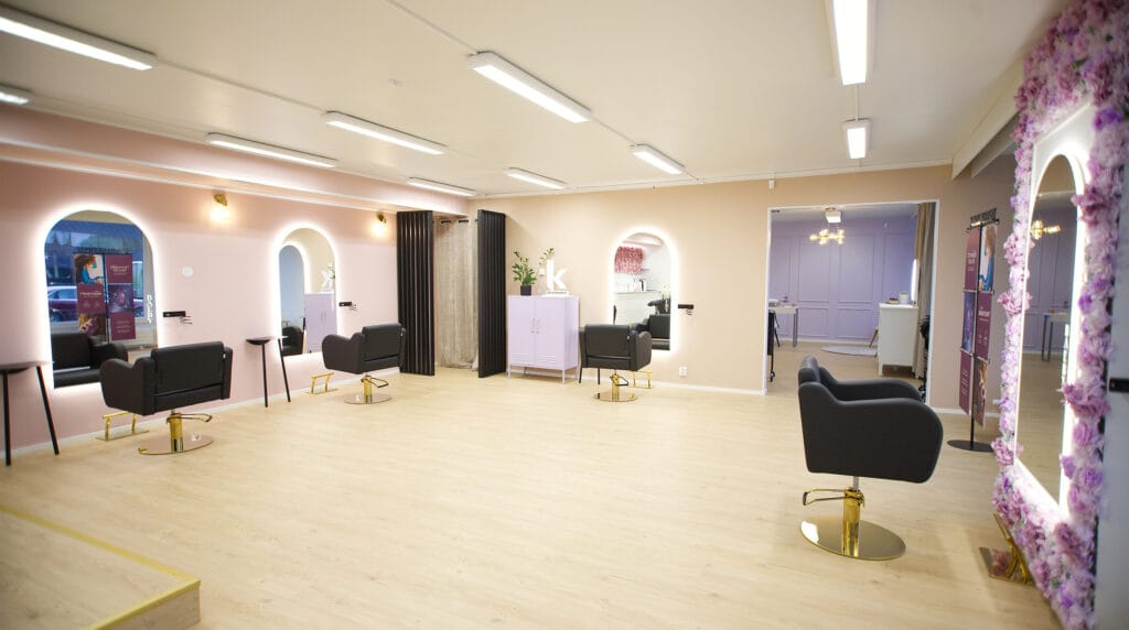 BAEBY kampaamon logopeilit liiketilassa