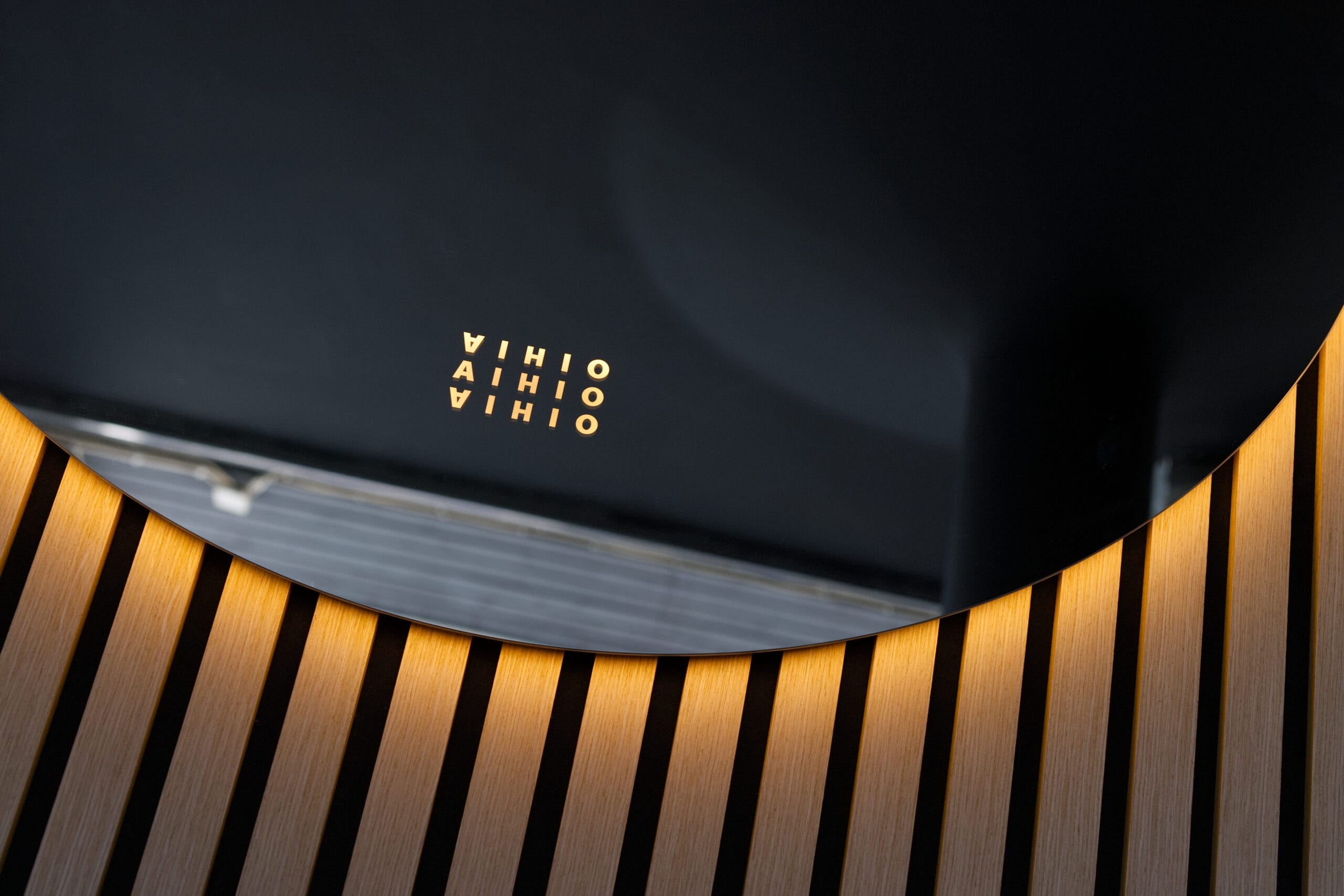 Yrityslogo osaksi sisustusta – Muatoan räätälöity logopeili Aihio Digitalille