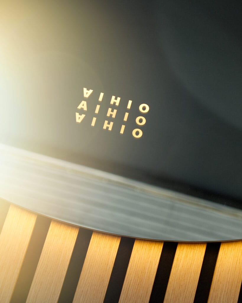 Aihio Digitalin logo valaistuna Muatoan räätälöidyssä peilissä