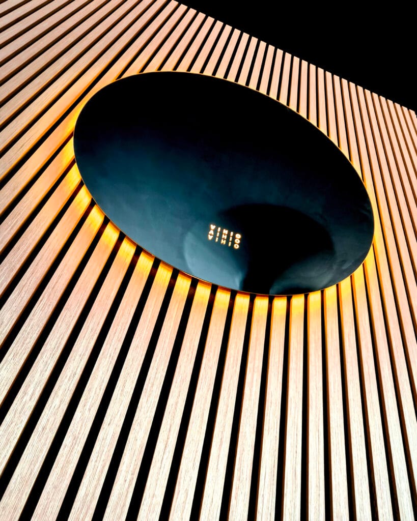 Muatoan logopeili rimaseinää vasten Aihio Digitalin toimitiloissa