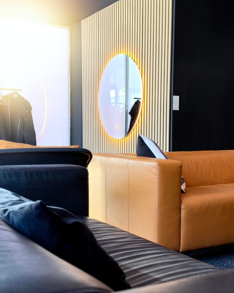 Muatoan räätälöity logopeili Aihio Digitalin sisääntulotilassa